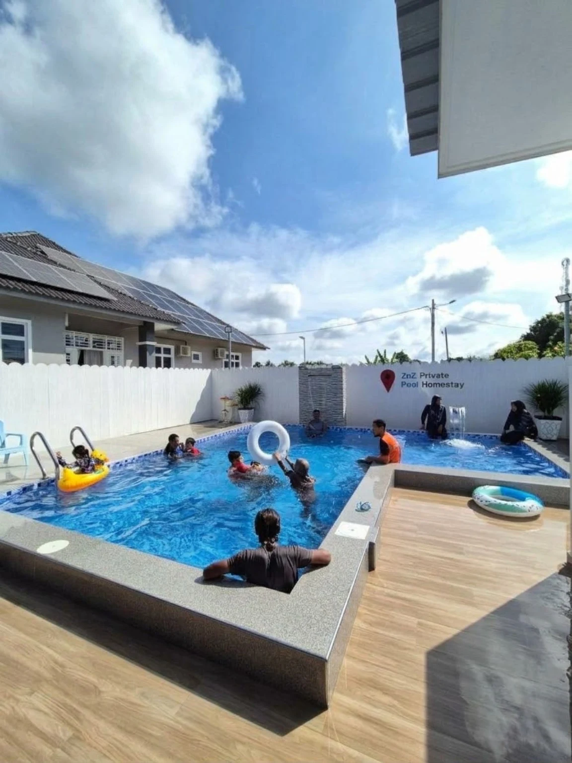 Kolam renang ZnZ Private Pool Homestay pada waktu siang