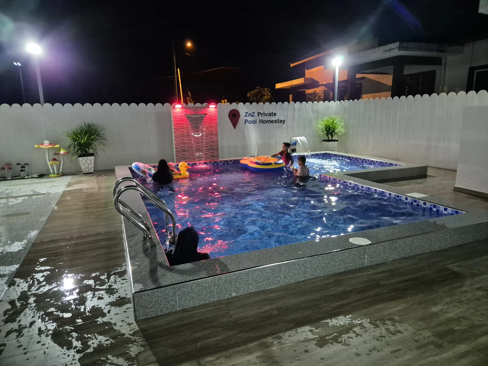 Kolam ZnZ dengan lampu pada waktu malam